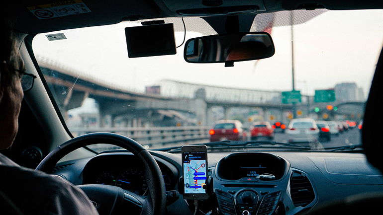 Corretor utilizando o aplicativo Waze para chegar mais rápido aos compromissos
