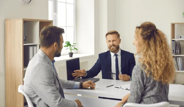 Promover um bom atendimento imobiliário é fundamental para fechar mais vendas.